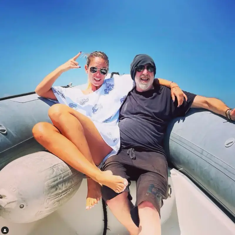 Снежана Макавеева с дебели хора на море