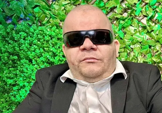 Звездата от Тик-Ток Главния Илиев иска 1500 евро за 7 целувки