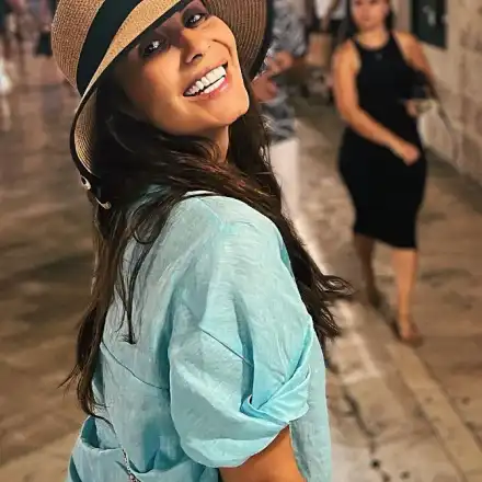 Анелия се слива с тълпата в Дубровник