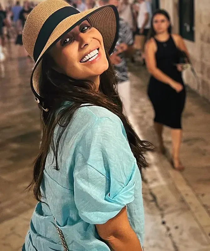 Анелия се слива с тълпата в Дубровник