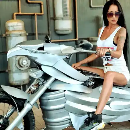 Ани Хоанг яхна фалшив мотор