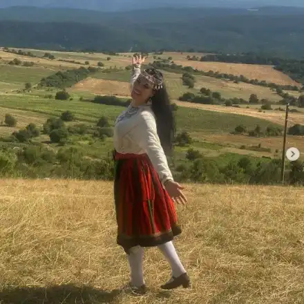 Цеци Красимирова с носия от 1933 г.