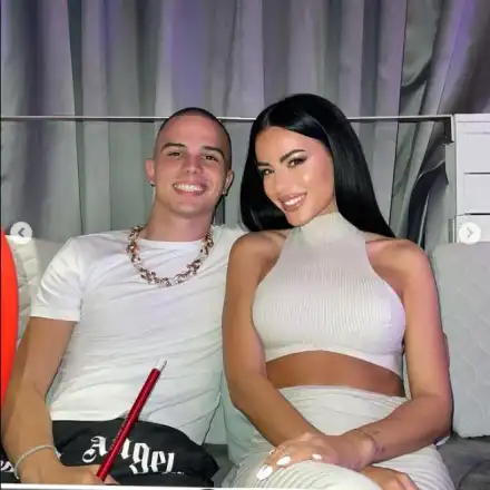 Цвети на Криско се натиска с младок