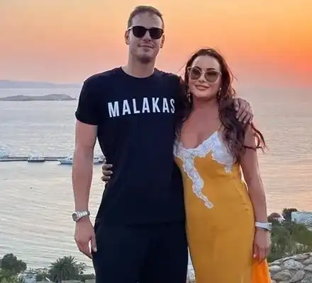 Дарина Павлова със сина си на Миконос