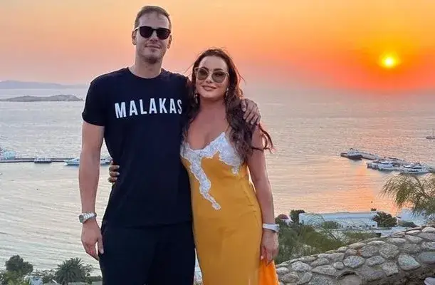 Дарина Павлова със сина си на Миконос