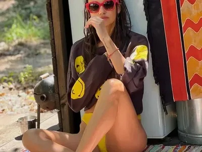 Диляна Попова с пуловер на плажа