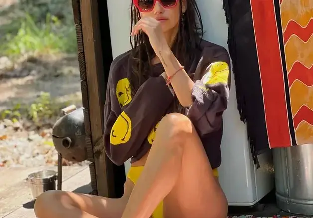 Диляна Попова с пуловер на плажа