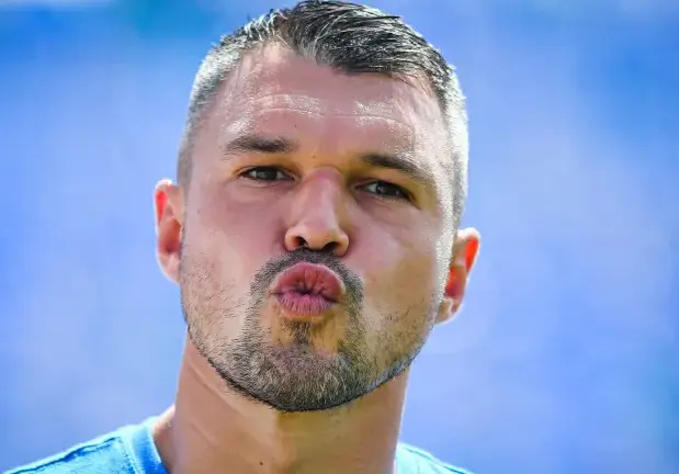 Ексклузивно: Ето я мацката до Божинов - секси и напълно естествена (Папарашки снимки)