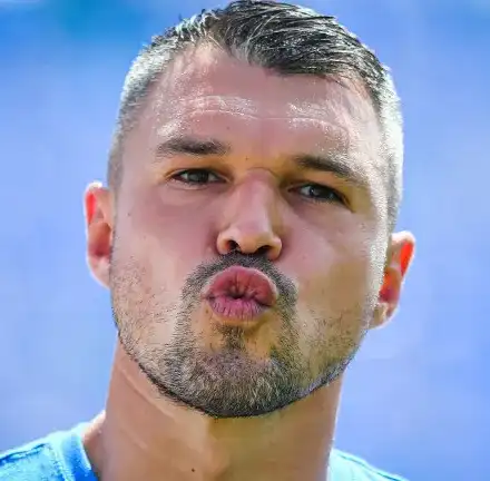 Ексклузивно: Ето я мацката до Божинов - секси и напълно естествена (Папарашки снимки)