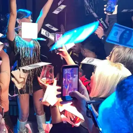 Емануела без гащи на участие