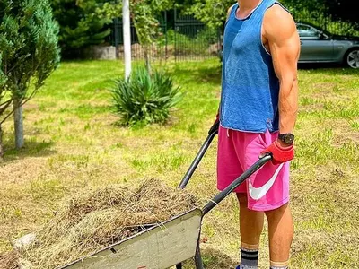 Филип Буков оплеви градината на баба си