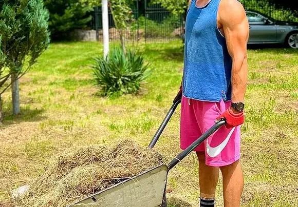 Филип Буков оплеви градината на баба си