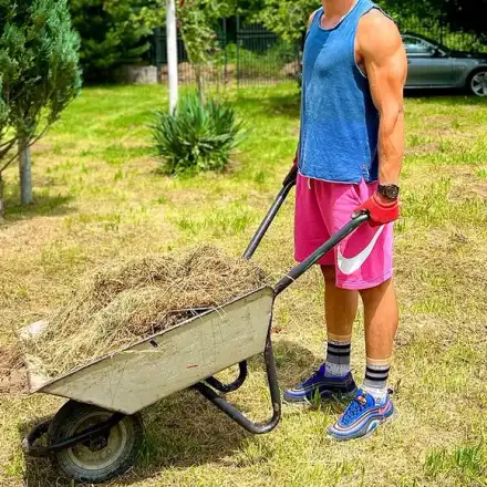 Филип Буков оплеви градината на баба си