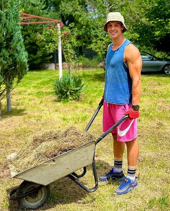 Филип Буков оплеви градината на баба си