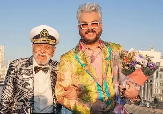 Филип Киркоров продава имотите си в Равда (Заблуждава аудиторията си, че го носят на ръце в България)