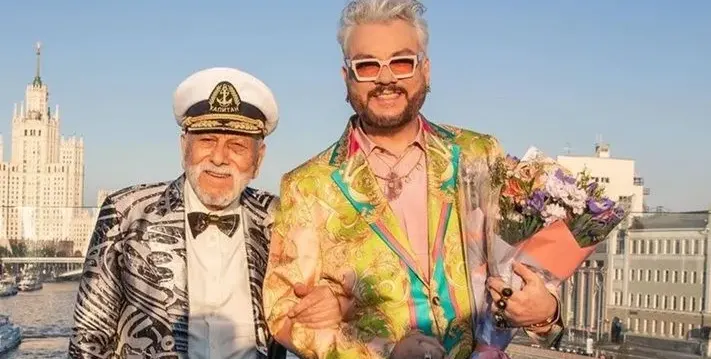 Филип Киркоров продава имотите си в Равда (Заблуждава аудиторията си, че го носят на ръце в България)