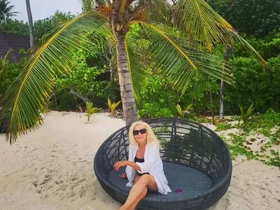 Гала почива на Малдивите с доведената си дъщеря (Снимки)