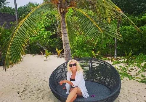 Гала почива на Малдивите с доведената си дъщеря (Снимки)