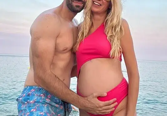 Георги Блажев показа корема на бременната си годеница