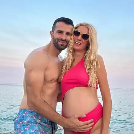 Георги Блажев показа корема на бременната си годеница