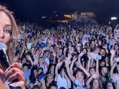 Глория шокира с устни като женски полов орган