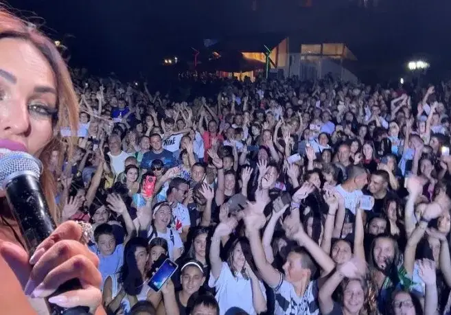 Глория шокира с устни като женски полов орган