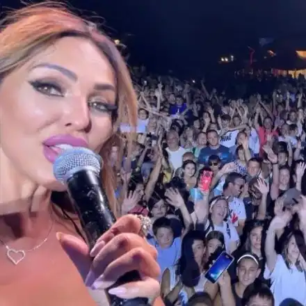 Глория шокира с устни като женски полов орган