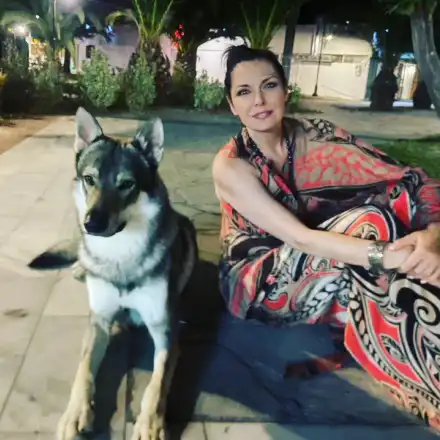 Жени Калканджиева опитоми вълк в Гърция