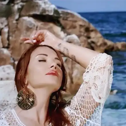 Кали се моли за любов на брега