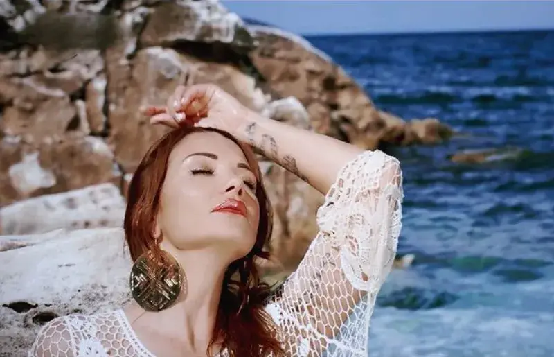 Кали се моли за любов на брега