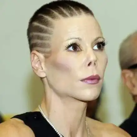 Калина e винаги във вихъра на скандала! Ексцентричната княгиня колекционира животински скелети, бръсне си главата за изгубен бас