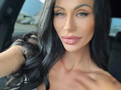 Край на криеницата: Маги Бадер роди момче от възрастен богаташ