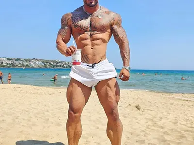 Кристиян се фука с мускули на плажа