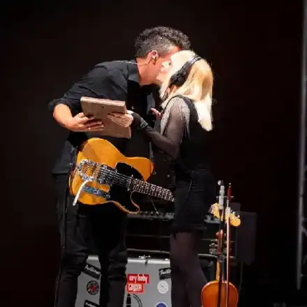 Лили просълзи китариста си Ангел Дюлгеров, поднесе му иконата на сцената