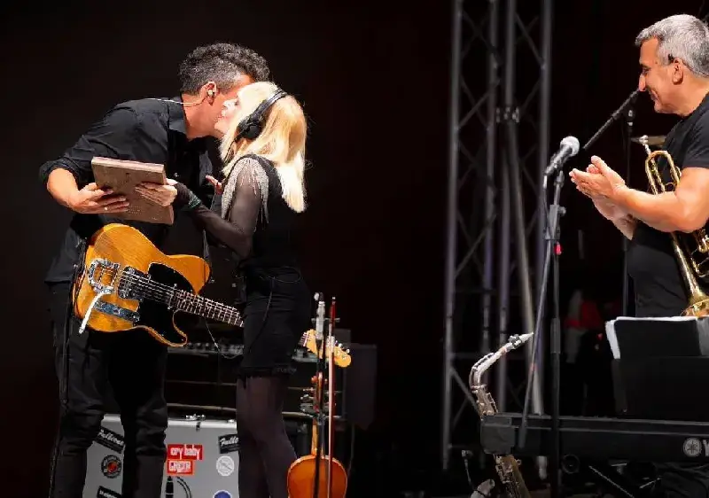 Лили просълзи китариста си Ангел Дюлгеров, поднесе му иконата на сцената