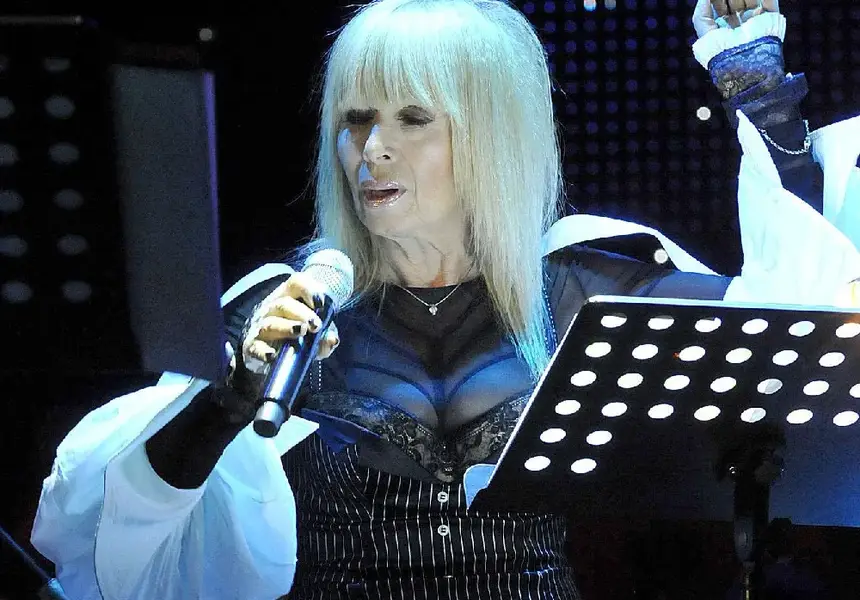 Лили се скара на баба, че я снима отблизо