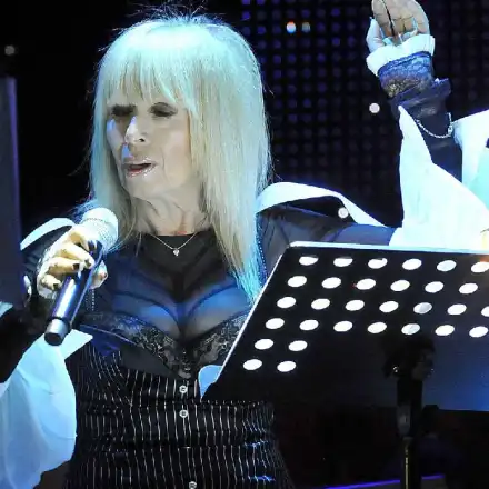 Лили се скара на баба, че я снима отблизо