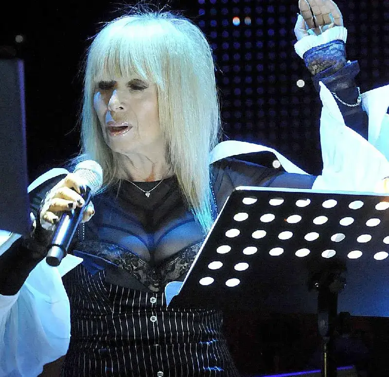 Лили се скара на баба, че я снима отблизо