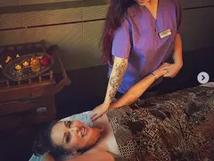 Масажират Ивана само по герданче