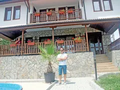 Милко отписа къщата си за гости в Мезек: Да идват, да я взимат и да се наядат!