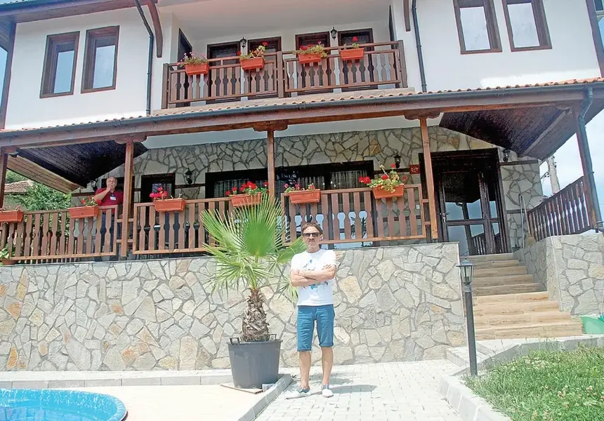 Милко отписа къщата си за гости в Мезек: Да идват, да я взимат и да се наядат!