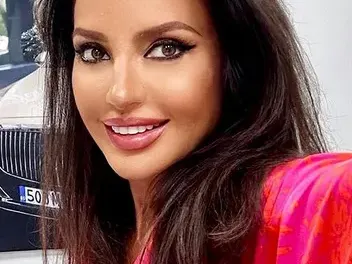 Наталия Гуркова трака с изкуствени зъби като Благо Джизъса