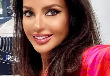 Наталия Гуркова трака с изкуствени зъби като Благо Джизъса