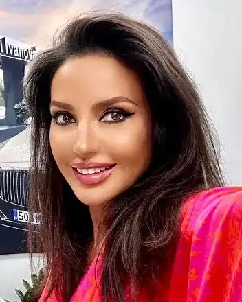 Наталия Гуркова трака с изкуствени зъби като Благо Джизъса