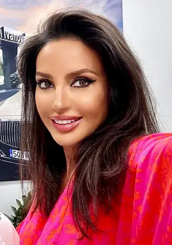 Наталия Гуркова трака с изкуствени зъби като Благо Джизъса