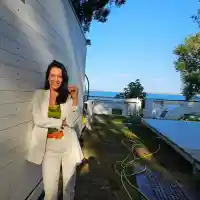 Не разпознават Яна Маринова облечена