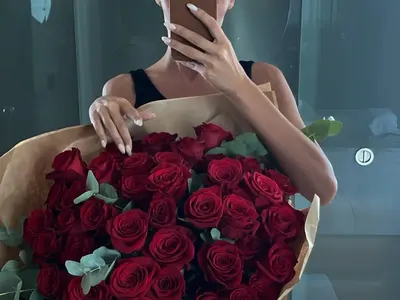 Нов мъж обсипа Моинка Валериева с червени рози