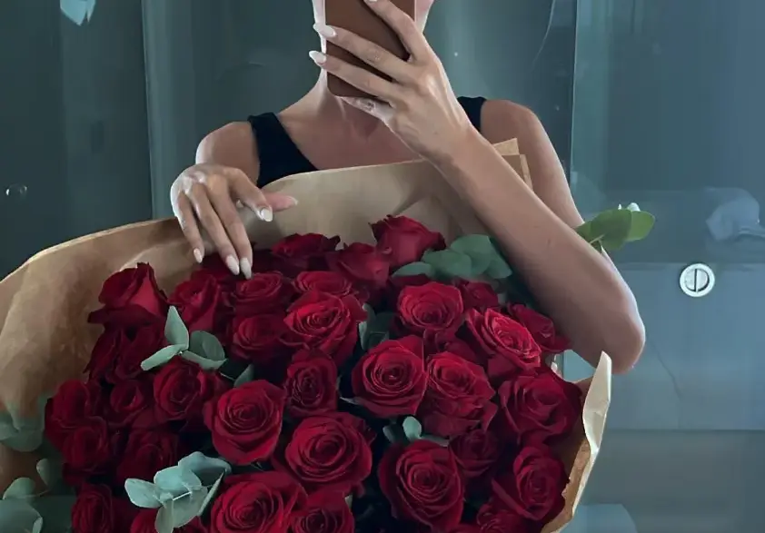 Нов мъж обсипа Моинка Валериева с червени рози