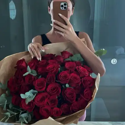 Нов мъж обсипа Моинка Валериева с червени рози