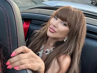 Отварачката накичи майка си с фалшиви бижута